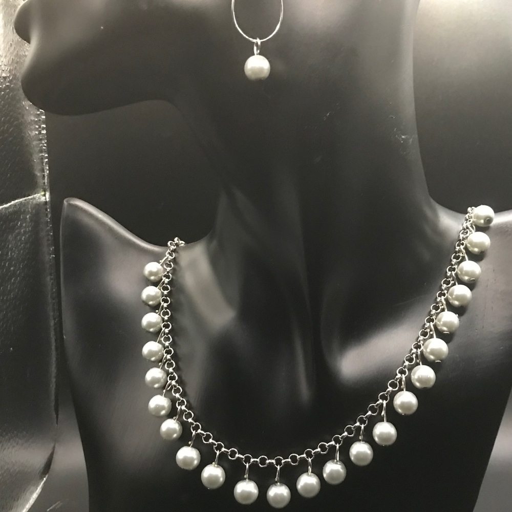 Glass Pearl Dangling Necklace in Silver